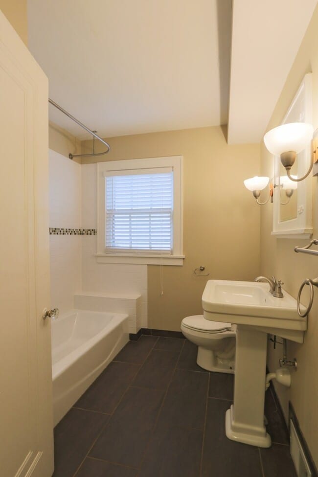 Building Photo - Spacious & Updated in Brookside! ALL appliances included!