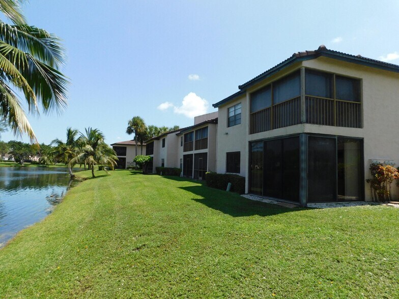 Building Photo - 9285 Vista del Lago