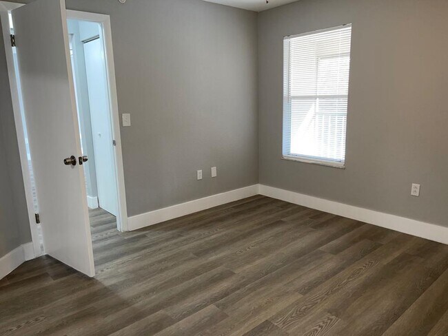 Building Photo - 623 Dory Ln