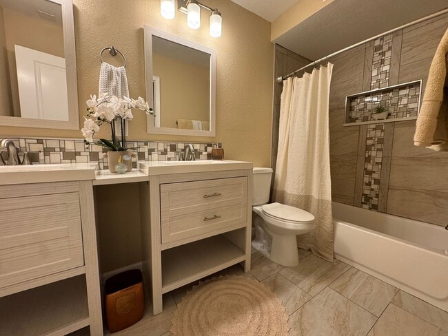 Building Photo - One of a kind NE Heights Home