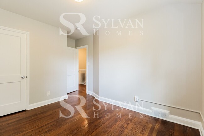 Building Photo - Lovely move-in ready 4-bedroom, 2-bath townhouse.