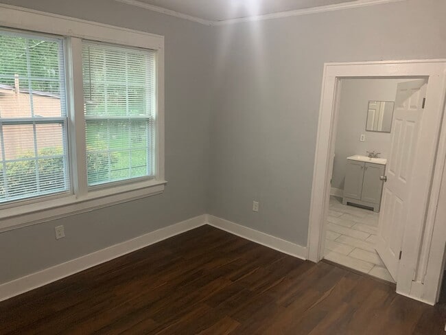 Building Photo - Remodeled Bungalow Ready to Rent $1425