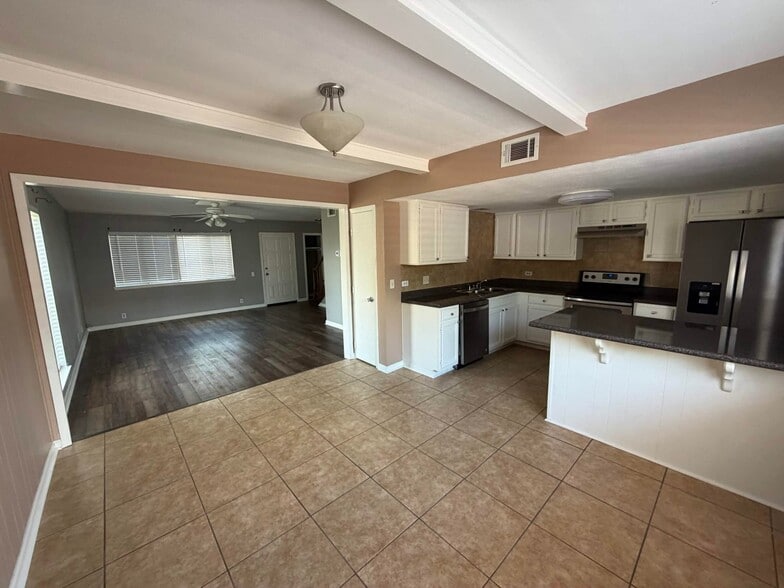 Building Photo - 211 Lakebend Cir