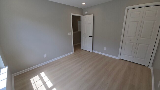 Building Photo - 614 Summerhill Dr