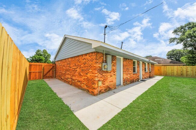 Building Photo - 226 Victoria Dr