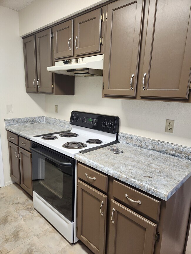 Building Photo - 123 Oakwood Ln