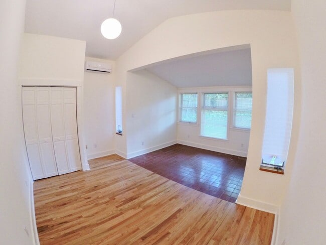 Building Photo - 5444 Claybourne St