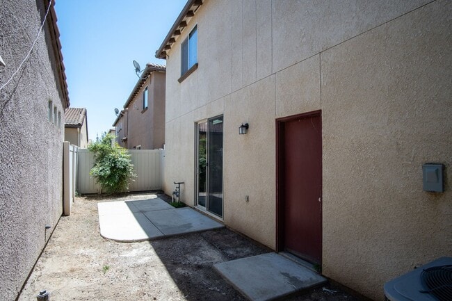 Building Photo - Full Furnished Short or Long-term rental i...