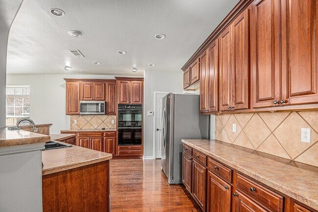 Building Photo - 605 Port Royale Way