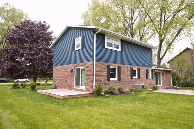 Building Photo - 10234 N La Cresta Dr