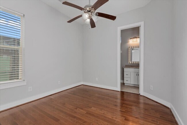 Building Photo - 1005 Bingham St