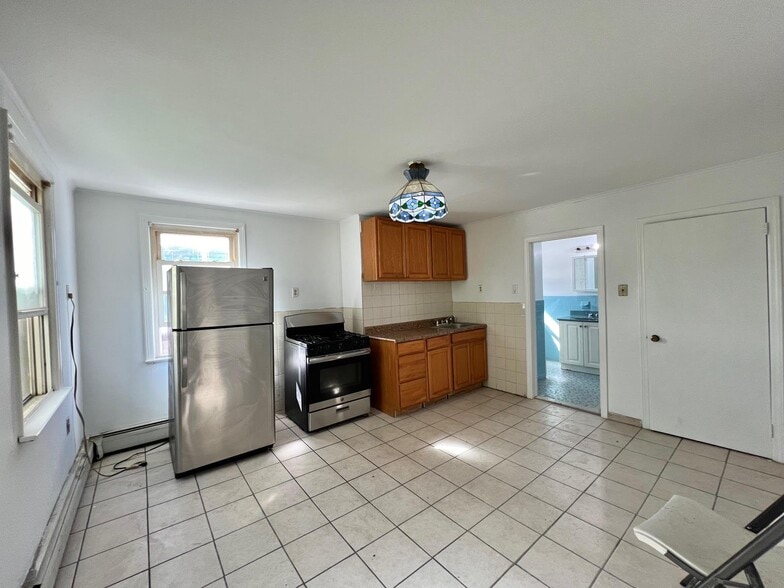 Building Photo - 215 William St