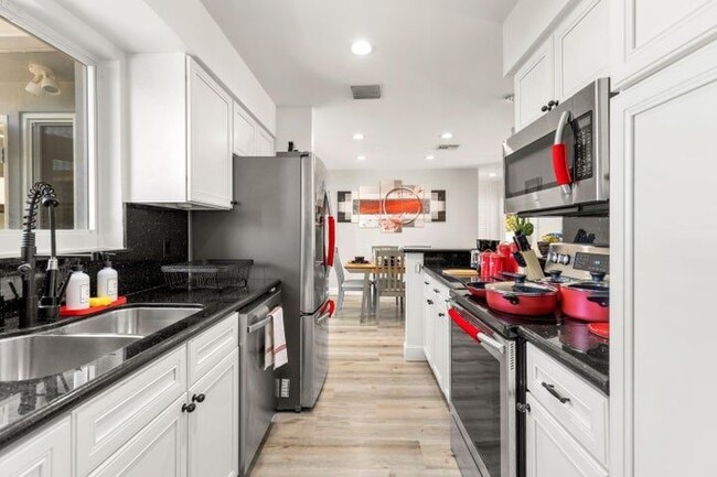 Building Photo - 921 SE 13th Ct