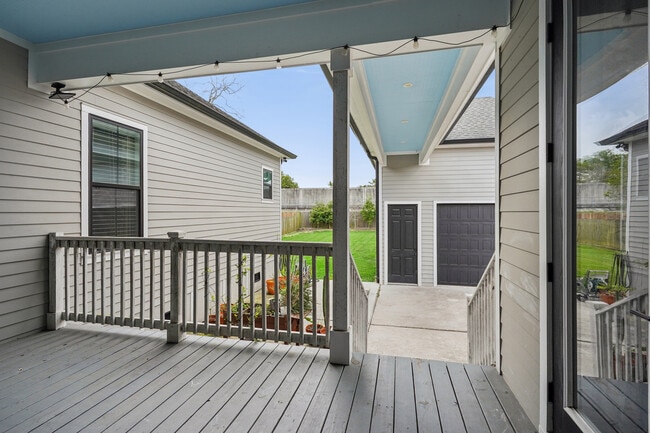 Building Photo - 5280 Warrington Dr