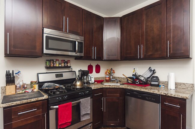 Building Photo - 1900 N Western Ave