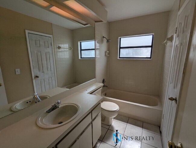 Building Photo - Large 2/2/1 with community pool, primary s...