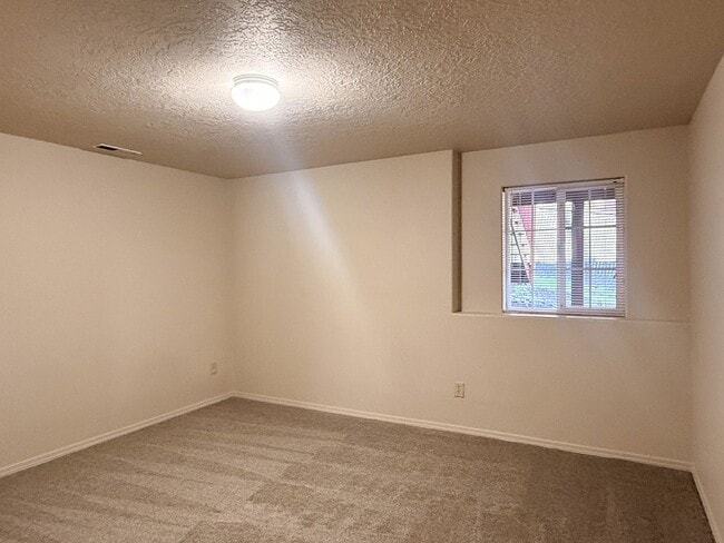 Building Photo - 3200 Lorian Ln SE