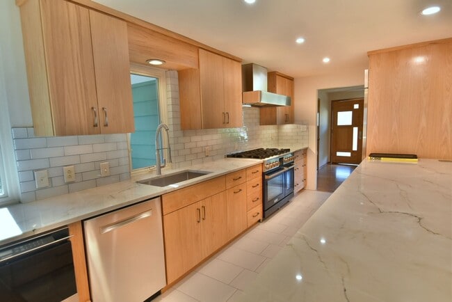 Building Photo - 5Bd/1.75Ba Mountlake Terrace House