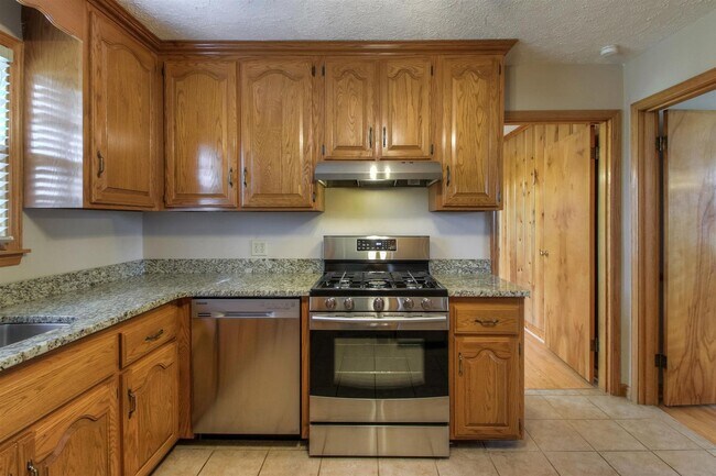 Building Photo - 2411 Chapman Dr