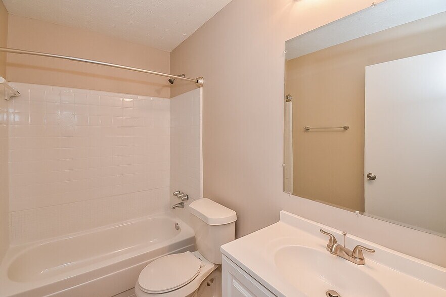 Building Photo - 306 River Chase Dr