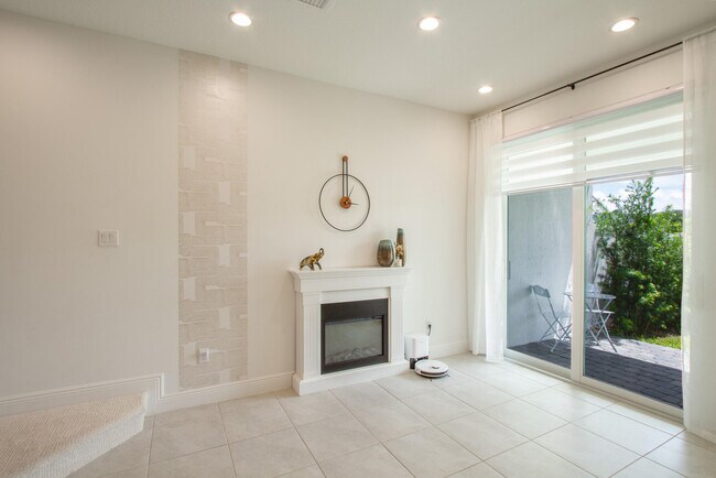 Building Photo - 587 Sanderling Cir