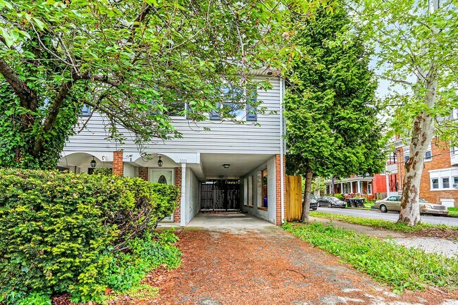 Building Photo - Two bedroom, one and a half bathroom end townhome in Harrisburg