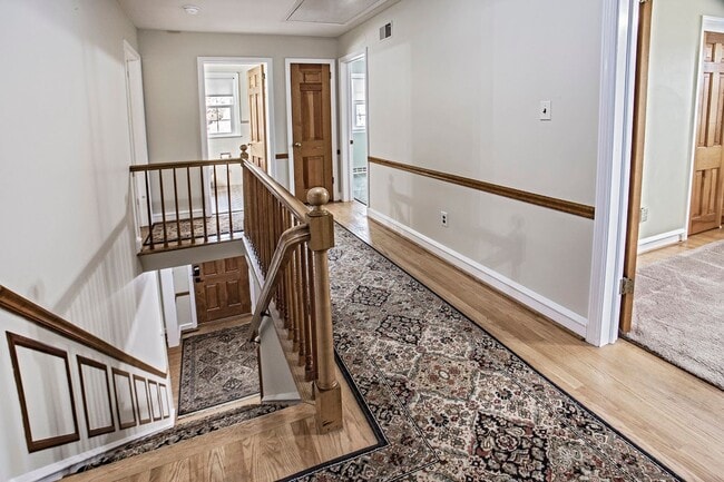 Building Photo - Lovely Colonial Home in Sharpley