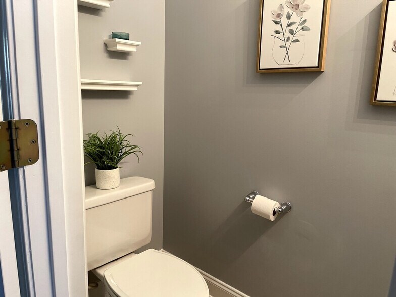 Building Photo - 617 Lake Forest Road