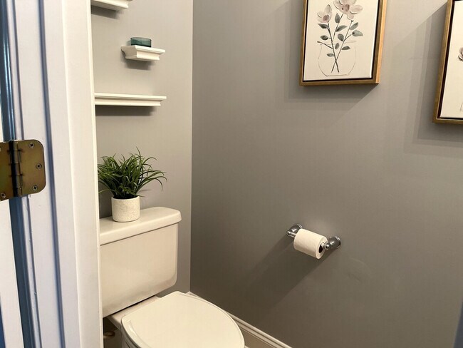 Building Photo - 607 Lake Forest Road