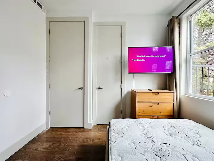 Building Photo - Furnished room/NOT APARTMENT