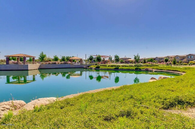 Building Photo - Beautiful 4 Bedroom Single Level Home Loca...