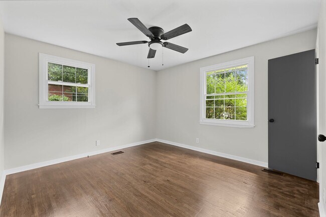 Building Photo - 3 Bedroom 2 Bath Home For Rent Near Downtown!