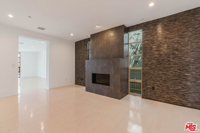 Building Photo - 870 Haverford Ave