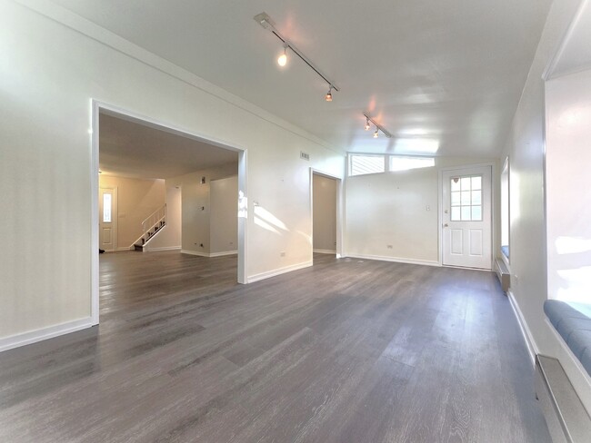 Building Photo - 4946 Somerton Dr