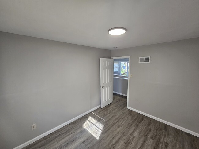 Building Photo - Charming 2-Bedroom Gem in Saint Louis with...