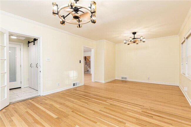 Building Photo - 200 W Paces Ferry Rd NW