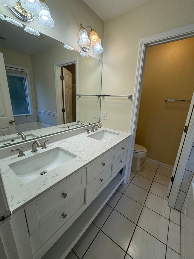 Building Photo - 4 Bedrooms in Eastern Oaks