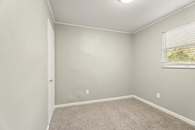 Building Photo - 1029 Hoyt Ave