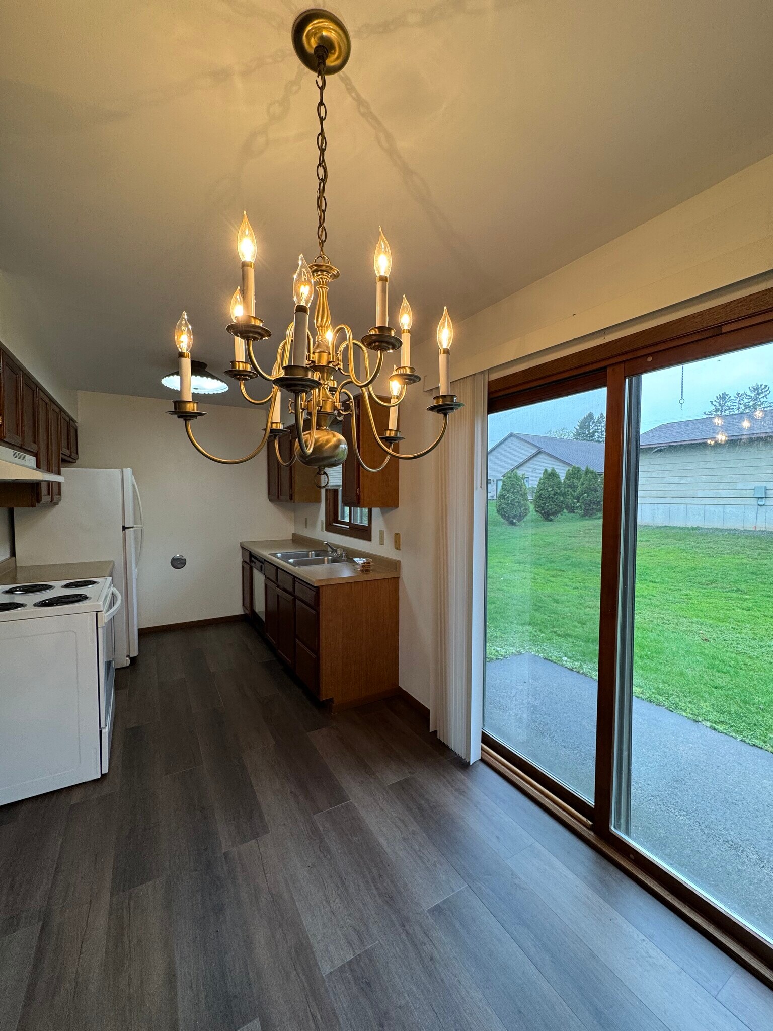 Kitchen w/brand new flooring - 836 Macomber St