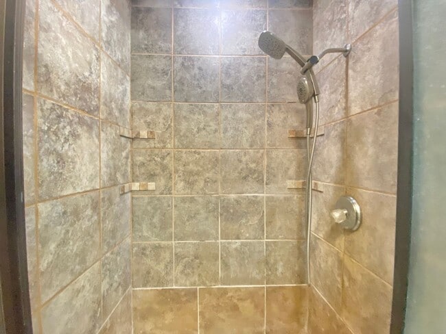 Building Photo - PRE- LEASING NOW for 2 bed 2 bath updated ...