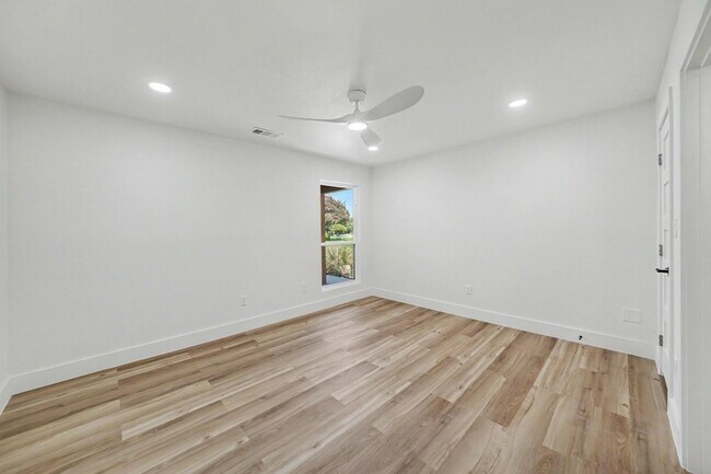 Building Photo - 4001 Bullock Dr
