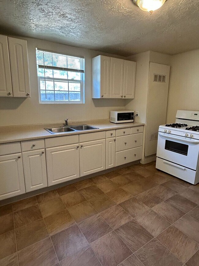 Building Photo - 1380 Palm Ave