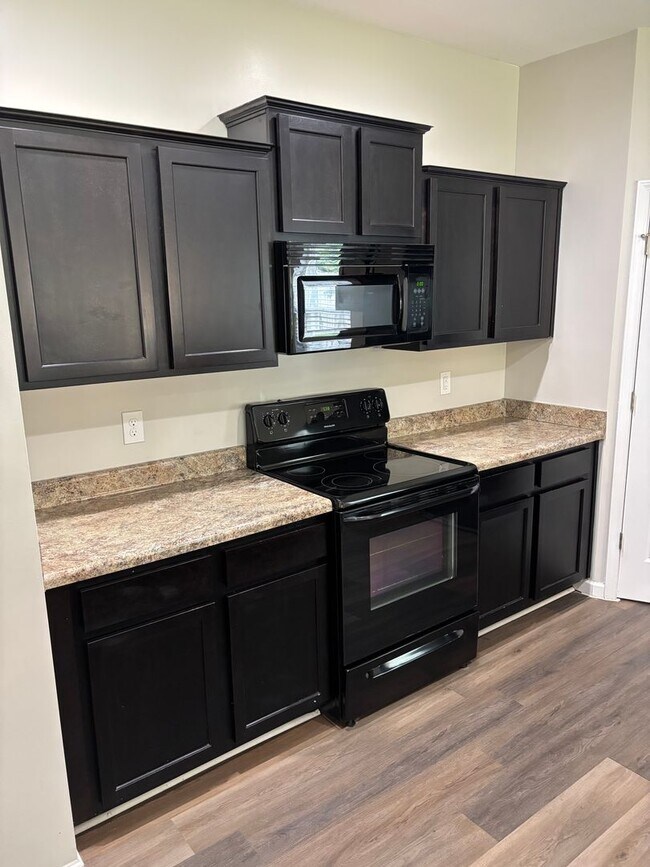 Building Photo - Four Bedroom Home In Mineral Springs/Unive...
