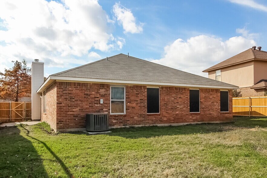 Building Photo - 7917 Val Verde Dr
