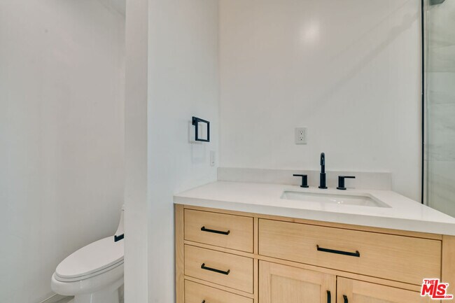 Building Photo - 843 Westbourne Dr