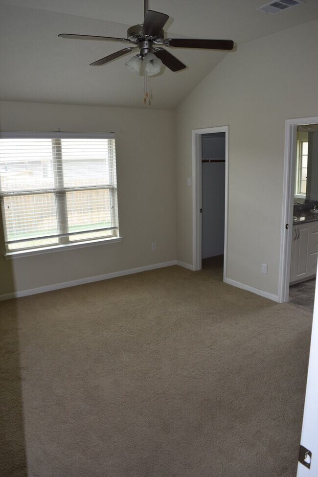 Building Photo - Stunning 3 Bed, 2 Bath in Creek Meadows!
