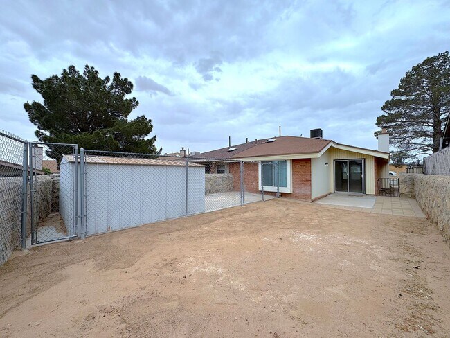 Building Photo - Northeast El Paso 2 bed Refrig A/C Duplex