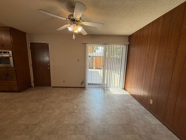 Building Photo - 3 bed 2 bath available in Sacramento!