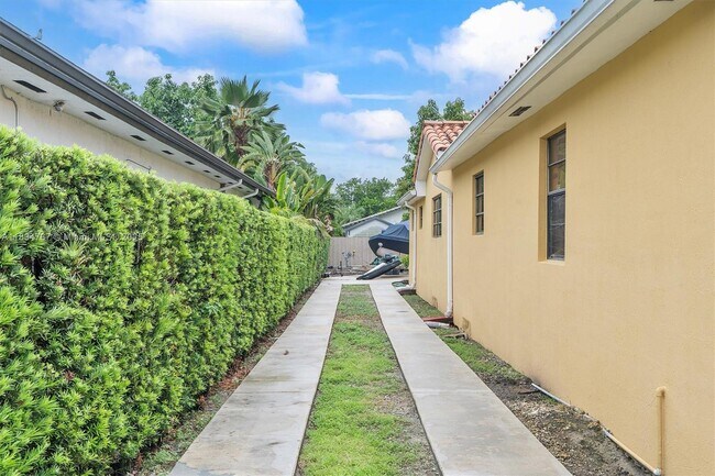 Building Photo - 6534 SW 27th St