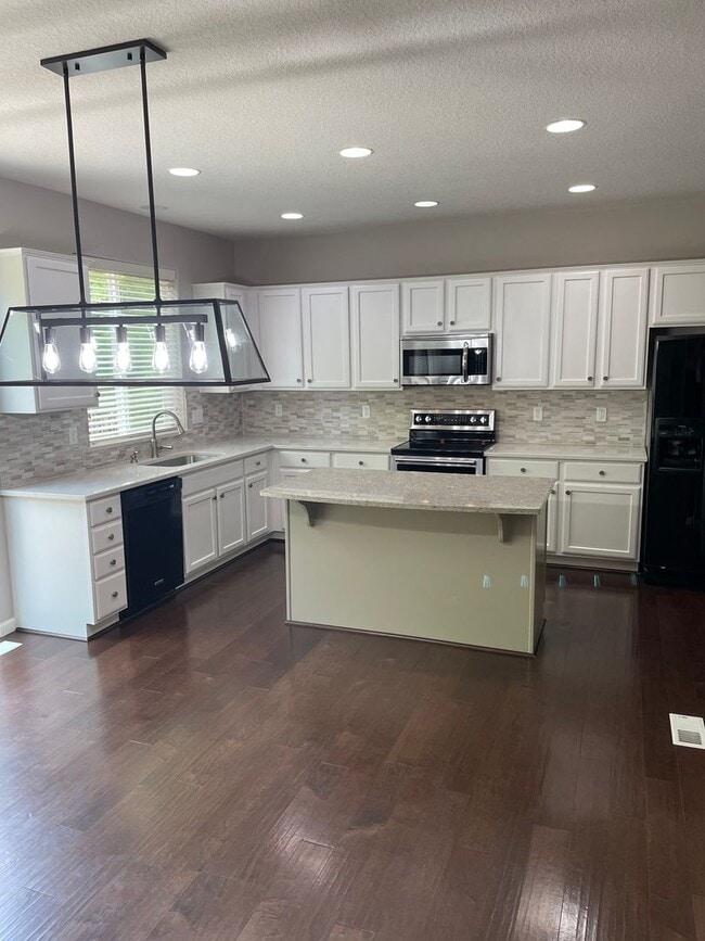 Building Photo - Large Beautiful 4 Bed, 2.5 Bath House!